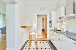 Fridge, oven, stovetop, coffee/tea maker