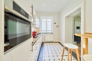 Kjøleskap, ovn, kokeplater og kaffetrakter/tekoker