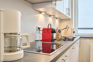 Kjøleskap, ovn, kokeplater og kaffetrakter/tekoker