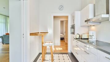 Fridge, oven, stovetop, coffee/tea maker