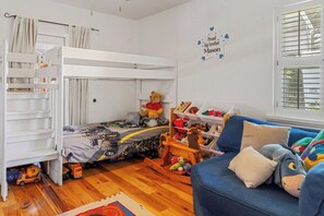 Children's area - 2 Bed Apartment Sleeps 4 with Free Parking (Charlotte)