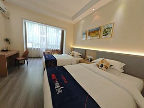 A hotel room with two beds, a desk, a chair, and a large window. - Holiday Inn Chongqing Yungang (Chongqing)