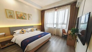 A hotel room with a large bed, a desk, a chair, a TV, and a window with curtains. - Holiday Inn Chongqing Yungang (Chongqing)