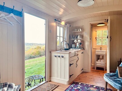Cozy Cabin Retreat near Chepstow