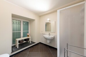 Dusche, Haartrockner, Bidet, Handtücher