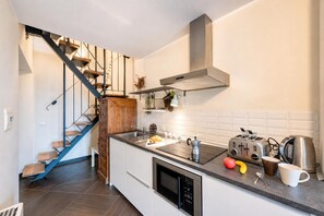 Coffee/tea maker, fridge, microwave, stovetop - Beautiful Apartment Next To Aquarium, Genova, Italy (Genova)