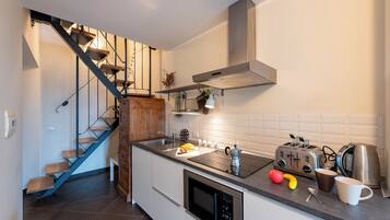 Frigorifero, microonde, piano cottura, macchina per tè/caffè