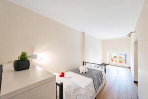2 bedrooms, iron/ironing board, WiFi (free), bed sheets - Beautiful Apartment Next To Aquarium, Genova, Italy (Genova)