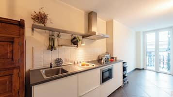 Frigorifero, microonde, piano cottura, macchina per tè/caffè