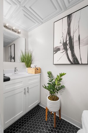 Douche, baignoire à jets, sèche-cheveux, bidet