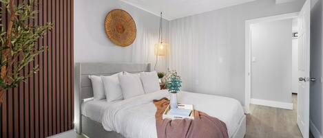 1 soveværelse, pengeskab på værelset, strygejern/strygebræt