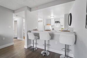 Réfrigérateur, micro-ondes, four, plaque de cuisson