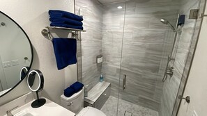 Dusche, Haartrockner, Bidet, Handtücher