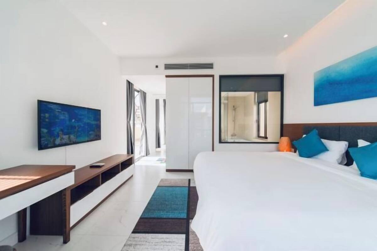 In-room safe, desk, blackout drapes, soundproofing