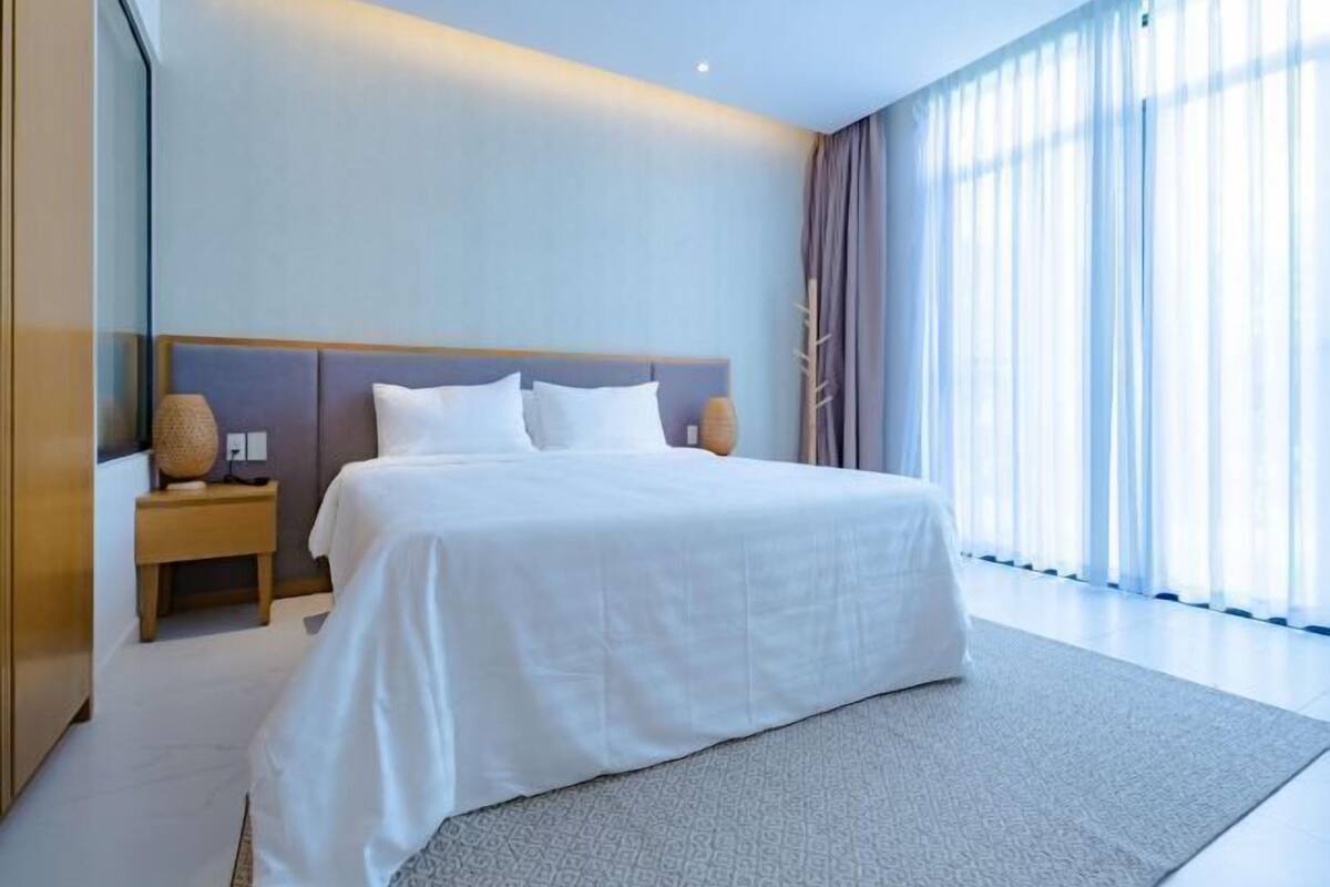 3 bedrooms, in-room safe, desk, blackout curtains