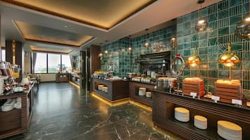 Daily cooked-to-order breakfast for a fee