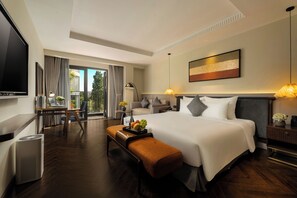 Suite – grand, 1 kingsize-seng, balkong, byutsikt | Sengetøy i egyptisk bomull og sengetøy av topp kvalitet