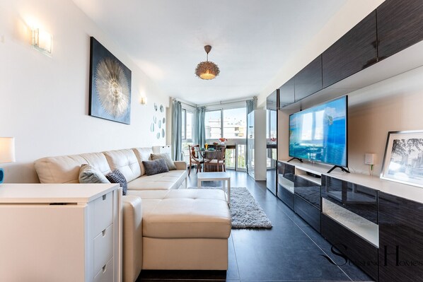 TV - Stylish Retreat: 1-Bed, Pool, Sleeps 3 REF001 (Benalmádena)