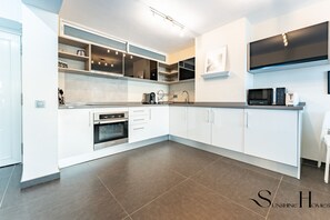 Jääkaappi, mikroaaltouuni, uuni, kahvin-/teenkeitin