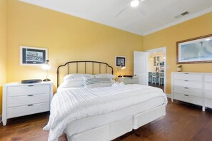 4 habitaciones, tabla de planchar con plancha, wifi y ropa de cama 