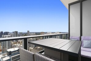 Outdoor dining - Luxe Penthouse 48th Floor Views + Pool & Spa (Miami)