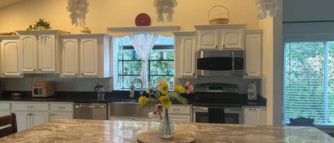 Kühlschrank, Ofen, Herdplatte, Geschirrspüler