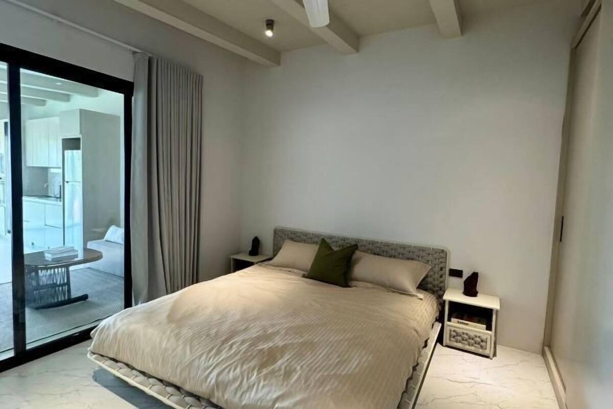 Ropa de cama de alta calidad y escritorio