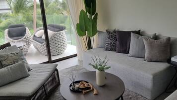 Deluxe Garden Suite 2 Bedrooms 2nd Floor | Living area