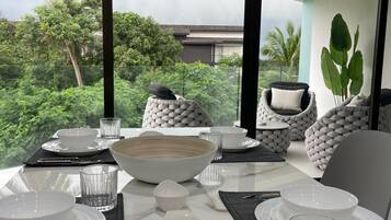 Junior Suite 2Bedrooms 2nd Floor | Utsikt mot trädgården