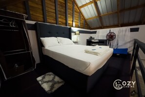 1 makuuhuone, työpöytä, silitysrauta/-lauta, Wi-Fi