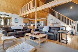 Een smart-tv, een open haard, een kantoor en een computerscherm