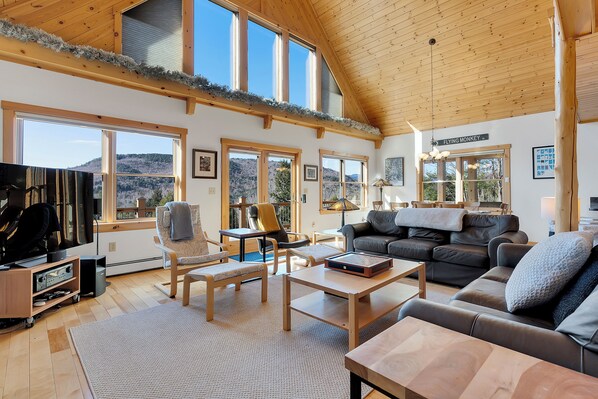 Een smart-tv, een open haard, een kantoor en een computerscherm