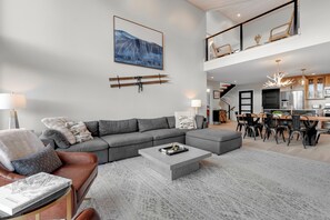 スマートテレビ、暖炉、テーブルサッカー台、ステレオ