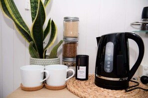 Coffee and/or coffee maker - Tintenbar Riverfront Farmstay 1 by Tiny Away (East Seaham)