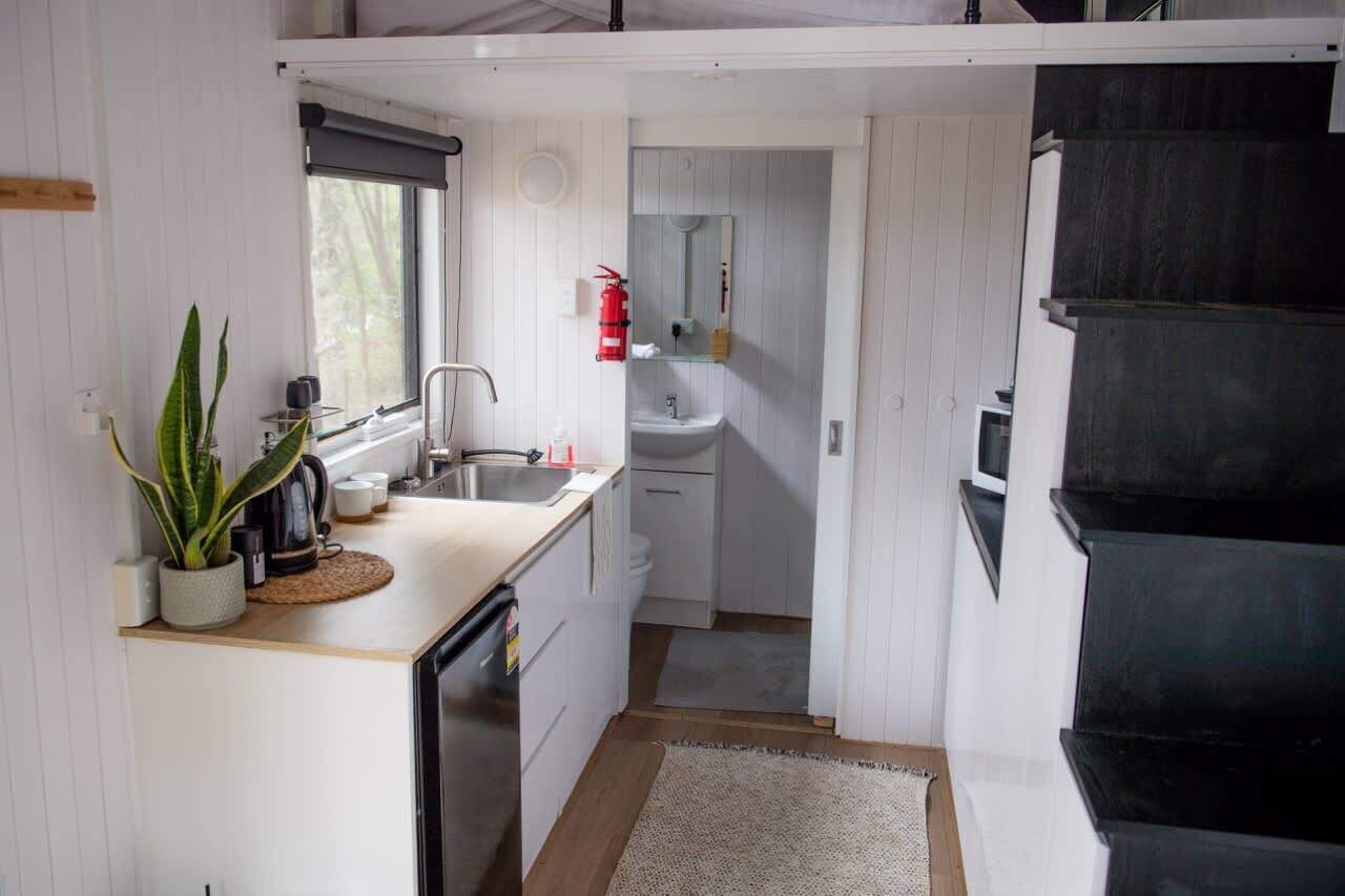 Refrigerador, microondas, parrilla de estufa y cafetera y tetera 