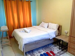 1 chambre, fer et planche à repasser