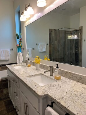 Shower, jetted tub, hair dryer, towels - Home in FW Cultural District  (Fort Worth)