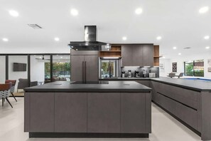 Frigorífico, microondas, horno y placa de cocina