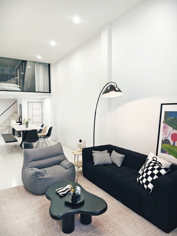 Living area - 曼谷市中心 2分钟抵达silom mrt和bts 公共交通出行方便 5房5床11人 朱拉医院 尚泰Silom lumpini park bnh医院 曼谷一号 (Krung Thep Maha Nakhon)