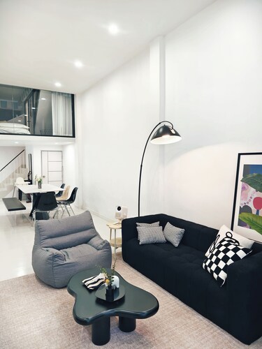 曼谷市中心 2分钟抵达silom mrt和bts 公共交通出行方便 5房5床11人 朱拉医院 尚泰Silom lumpini park bnh医院 曼谷一号