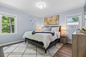 4 bedrooms, desk, iron/ironing board, free WiFi - Charming Cozy Retreat in Atlanta (College Park)