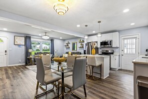 Dining - Charming Cozy Retreat in Atlanta (College Park)
