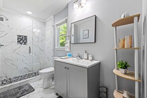 Shower, hair dryer, towels, soap - Charming Cozy Retreat in Atlanta (College Park)