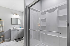Douche, séchoir à cheveux, serviettes fournies, savon