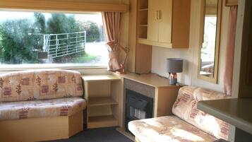 Casa rodante, 2 habitaciones, para fumadores, patio | Sala de estar