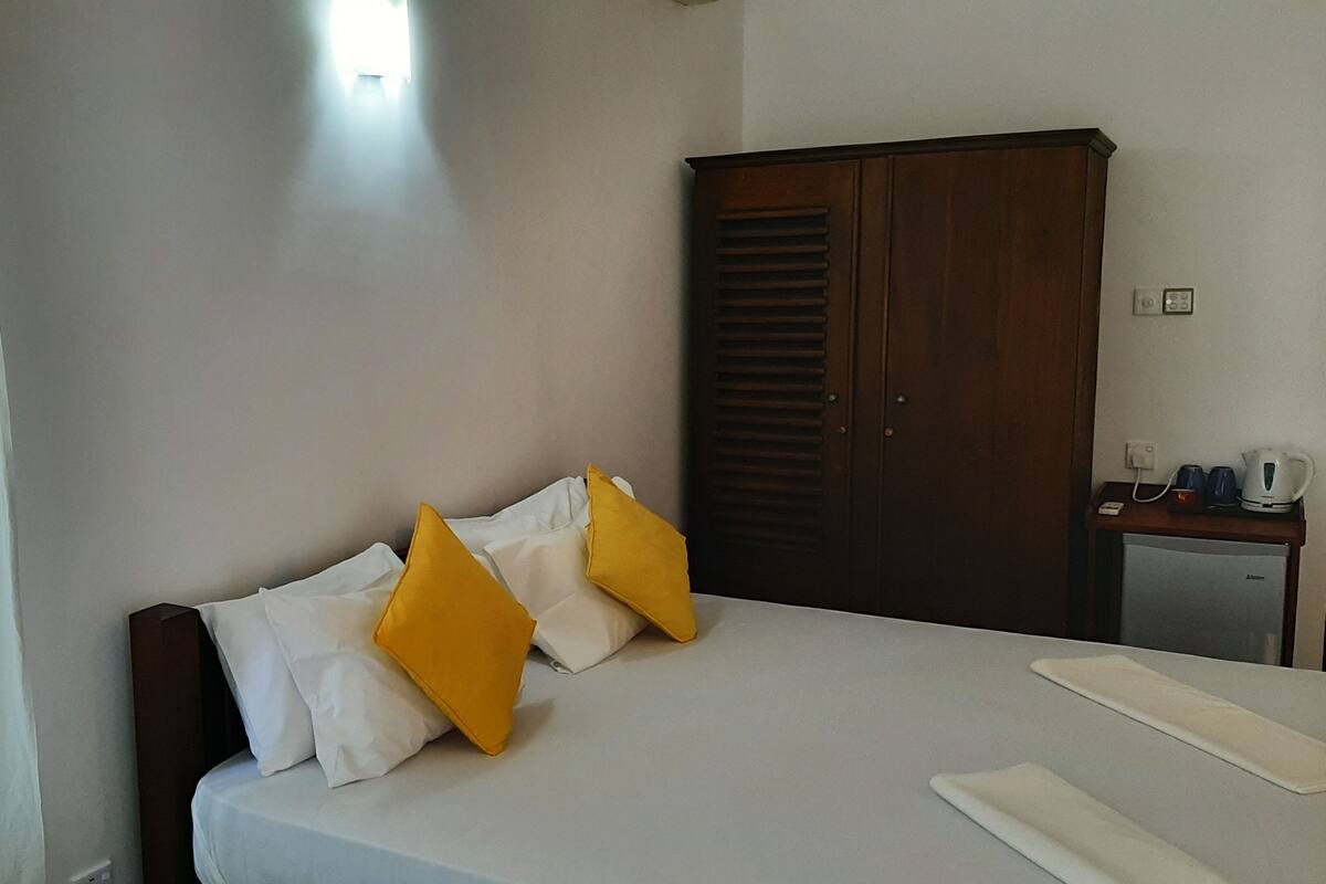 Standard Double Room, Pool View | Desk