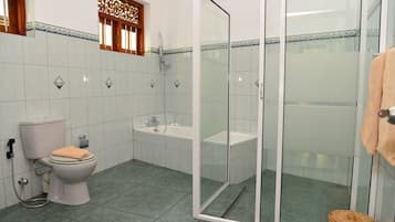 Serviettes fournies, savon, shampoing, papier toilette