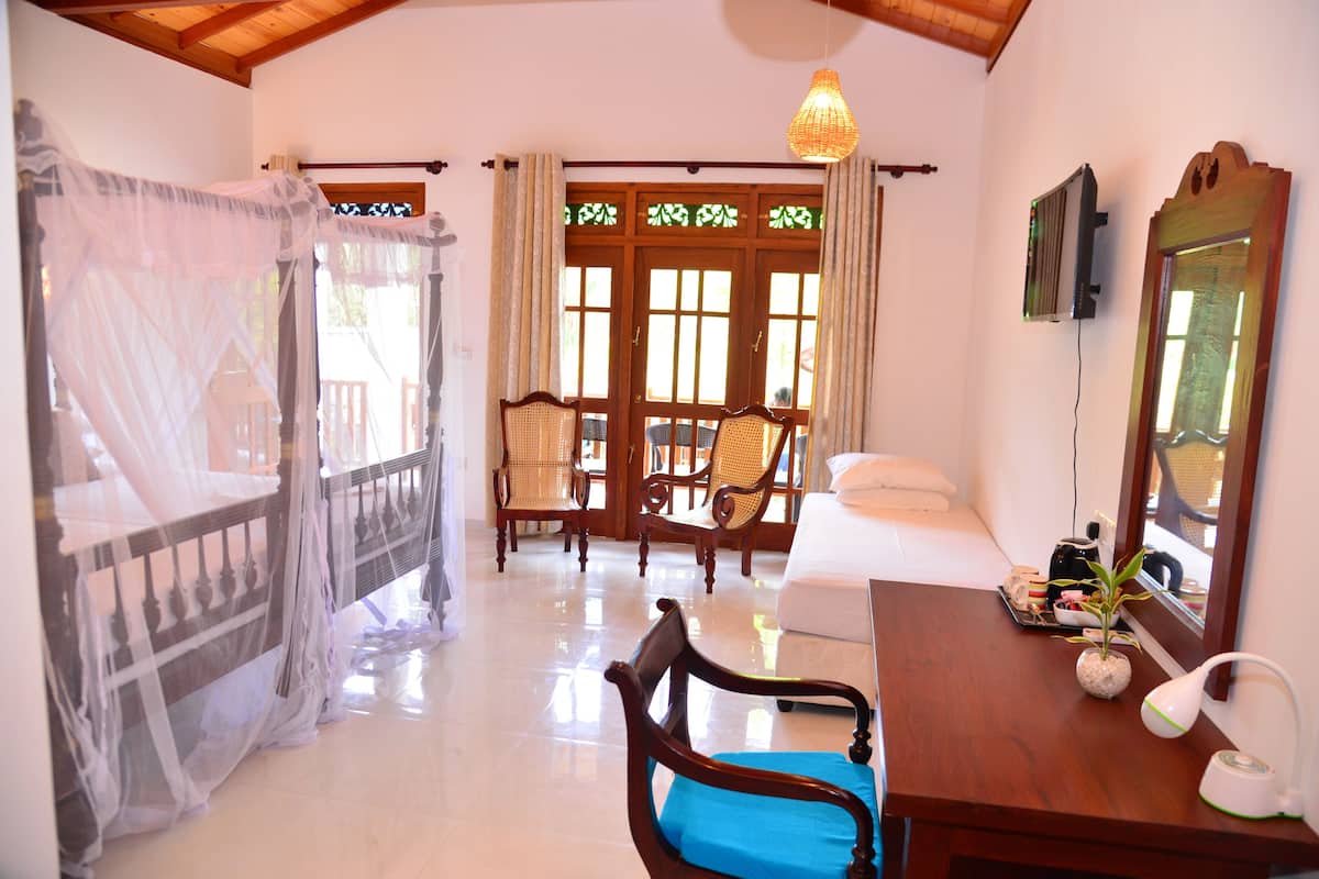 Deluxe Triple Room, Balcony, Pool View | Meja