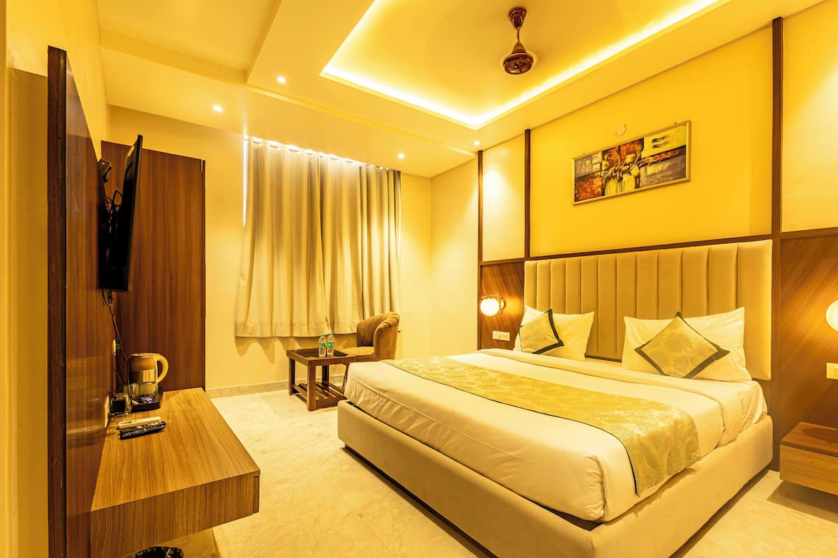 Deluxe Double Room, City View | 1 bedroom, in-room safe, desk, laptop workspace