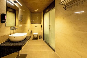 Suite Familiale, vue ville | Salle de bain | Peignoirs, chaussons, serviettes fournies, savon